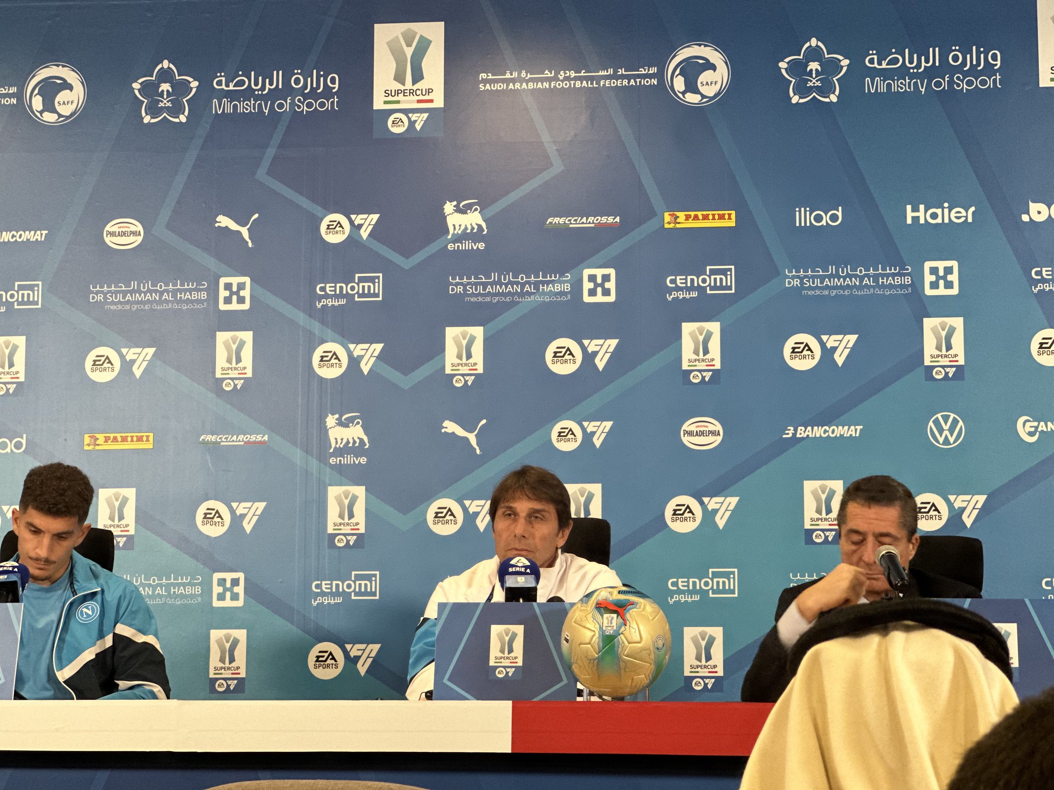 نطونيو كونتي مدرب فريق نابولي، في المؤتمر الصحافي: - خلال الموسم نمر بلحظات إيجابية وأخرى سلبية، لكن الأهم هو استمرار العمل والحفاظ على الحماس. علينا أن نتعامل مع الفوز كما نتعامل مع الخسارة؛ فالفوز يمنحك الثقة، أما الهزيمة فتتطلب التحليل واستخلاص الدروس. #نابولي_ميلان 