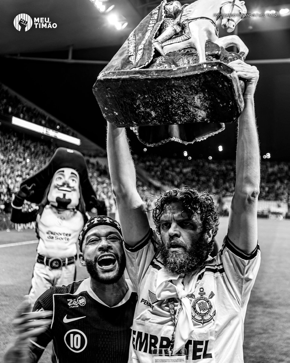 Eu andarei vestido e armado com as armas de São Jorge para que meus inimigos, 
tendo pés não me alcancem, 
tendo mãos não me peguem, 
tendo olhos não me vejam, 
e nem em pensamentos eles possam me fazer mal. 
Armas de fogo o meu corpo não alcançarão, 
facas e lanças se quebrem