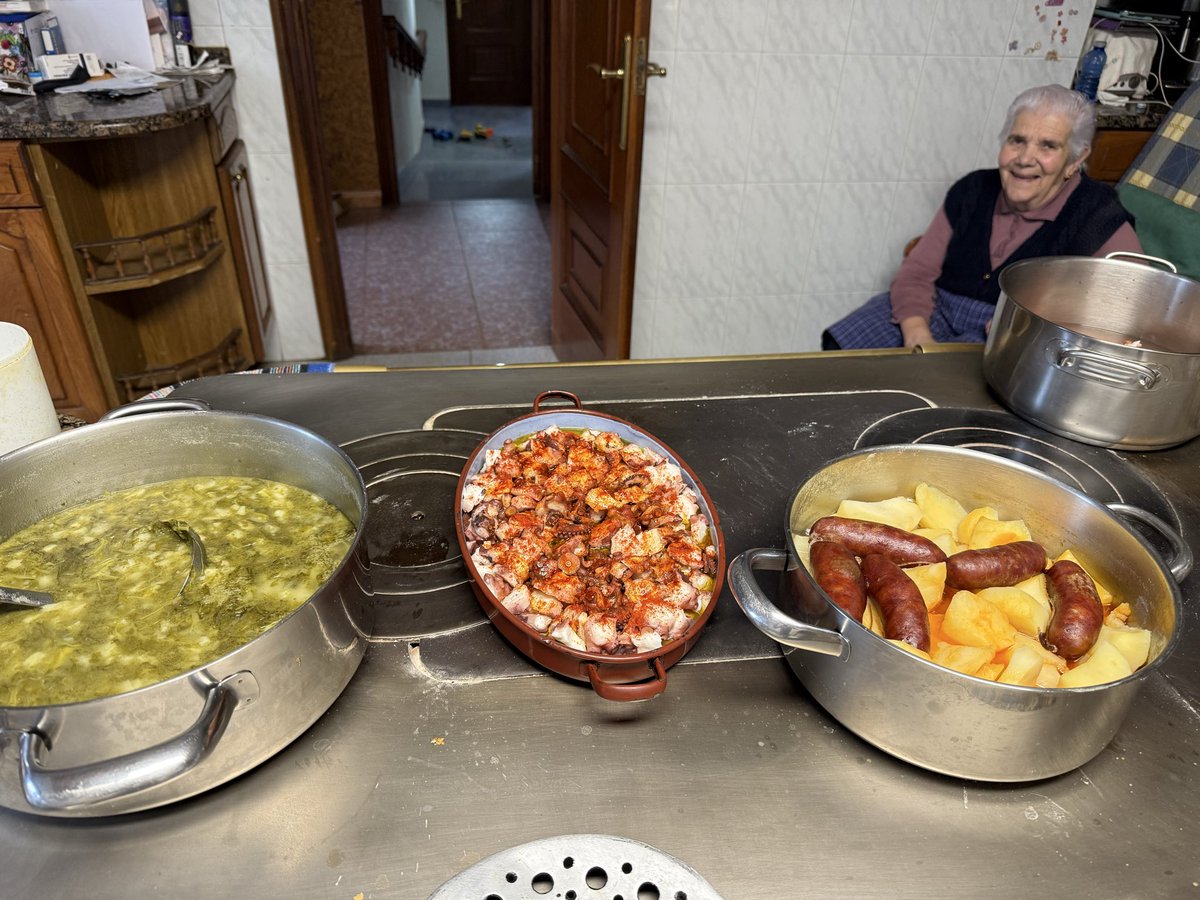 diervo's tweet image. No restaurant in the world can compete against a Galician Abuela