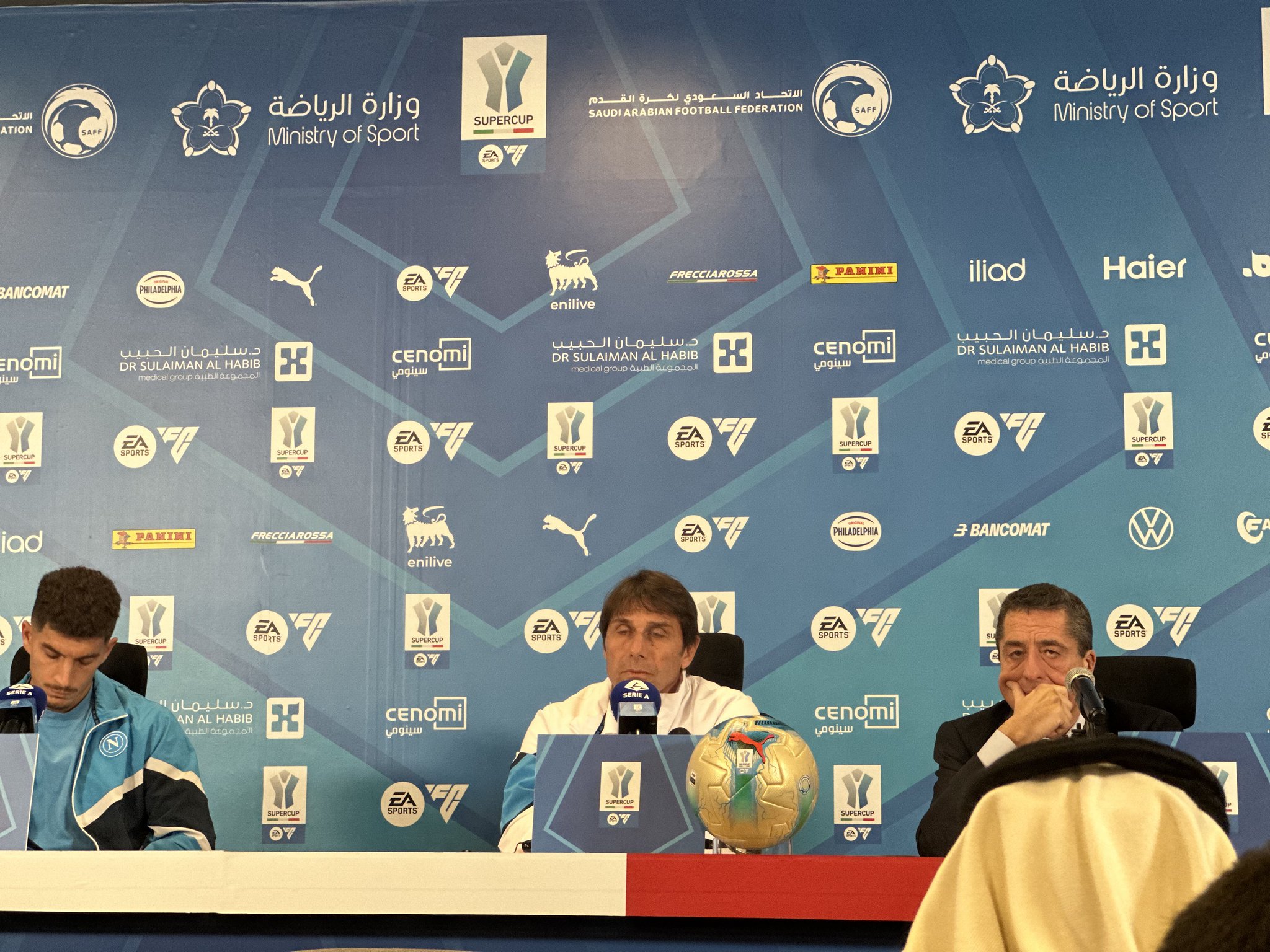 أنطونيو كونتي مدرب فريق نابولي في المؤتمر الصحافي: - لوكاكو لم يشارك في أي دقيقة حتى الآن، وعلينا التحلي بالصبر. هو لاعب منضبط ويشارك بفاعلية في التدريبات، لكننا نعمل على إجراء الاختبارات اللازمة للتأكد من جاهزيته وقدرته على اللعب دون أي مخاطرة. #نابولي_ميلان 