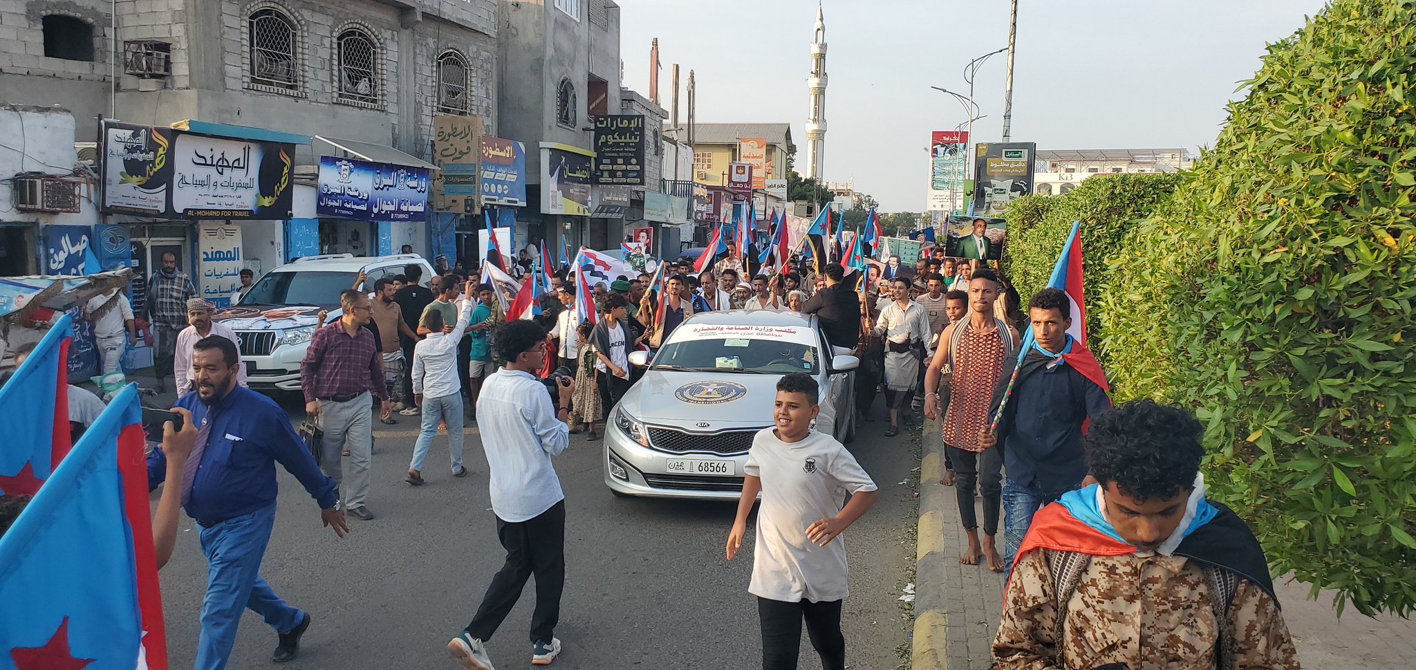 العاصمة عدن.. حشود كبيرة من أبناء دار سعد تصل إلى ساحة العروض للمطالبة بإعلان استقلال الجنوب #الجنوب_لا_تراجع 