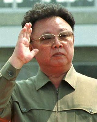 Hoy recordamos al gran General KIM JONG IL en el 14º aniversario de su fallecimiento. El amor mutuo entre el pueblo coreano y él marcó la percepción mundial de cómo debe ser un verdadero líder. Gracias a su aplicación de la política Songun, hoy la RPDC está a salvo y protegida.