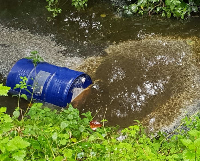 Milieudelict!! 100 jerrycans #drugsafval: tienduizenden liters rotzooi uit één groot drugslab Veilig verhuren voorkomt dit!  sbwh.nl/milieudelict-1… via <a href="/SBWHnl/">SBWH</a>