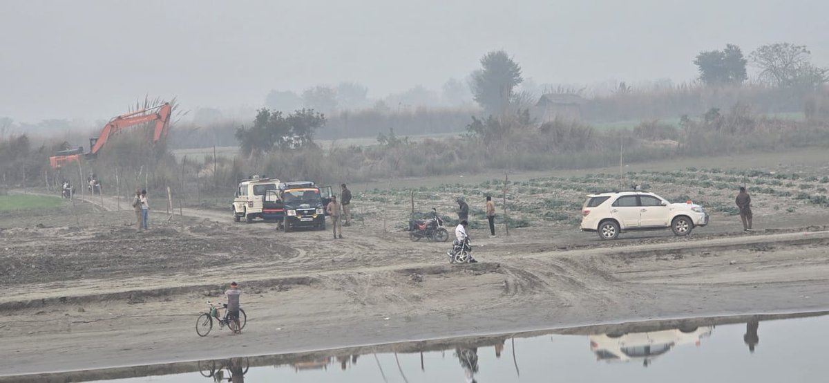 अयोध्या जनपद में हो रहा ये अवैध खनन भाजपा सरकार की जीरो टॉलरेंस के झूठ का पर्दाफाश है।

मुख्यमंत्री महोदय बताएं कि इस अवैध खनन में कौन कौन जिम्मेदार है, कौन कौन इस अवैध खनन की अवैध कमाई खा रहा है?