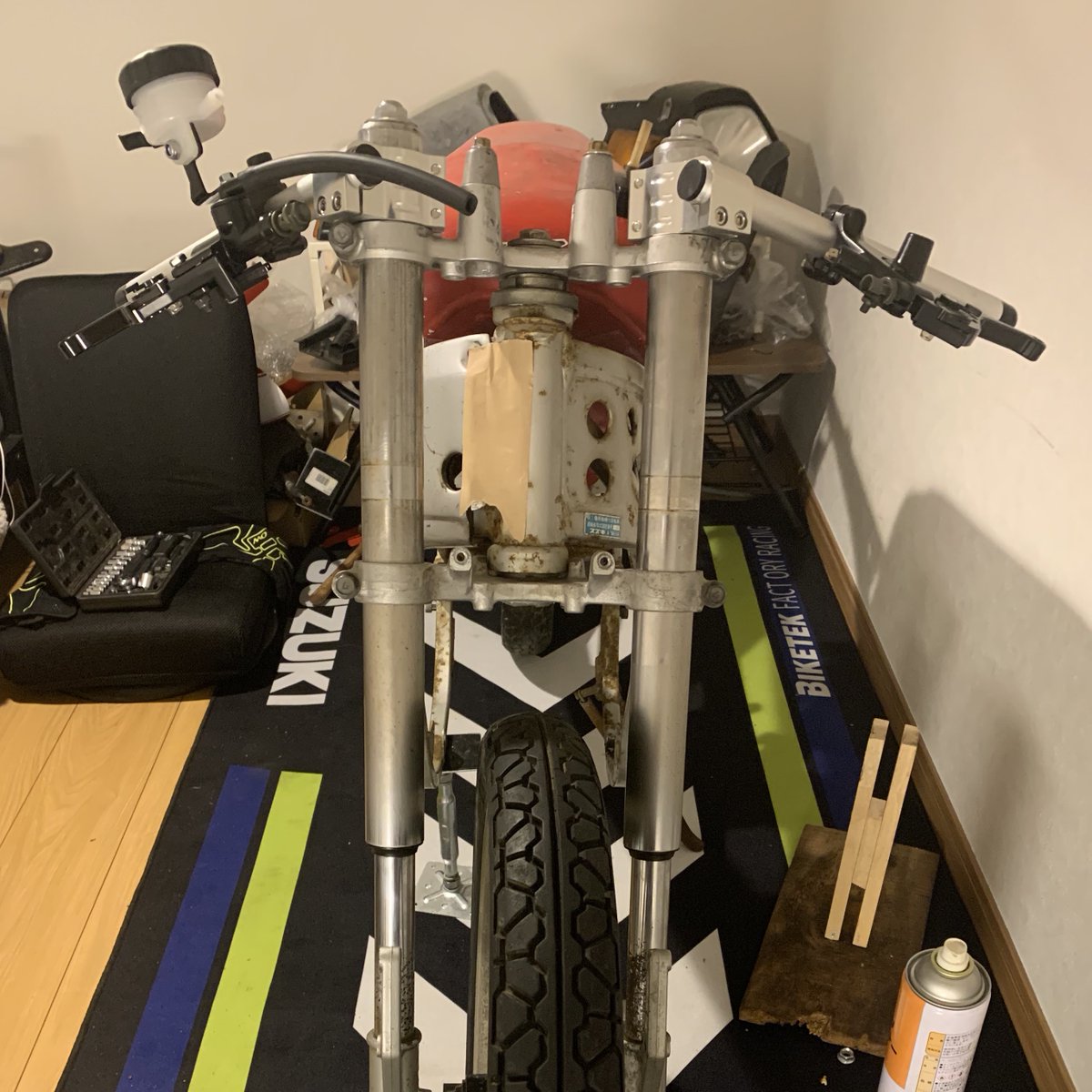 VOLTE250R's tweet photo. ストマジステムよりksr50ステムの方がスリムで良いね👍

私はストマジフォーク入れてるけど、ksrのブレーキディスクがガンマ50とサイズ一緒だからフォークまで流用するとキャリパーまでポン付け出来る可能性あるw https://t.co/Uw11OGfPr5