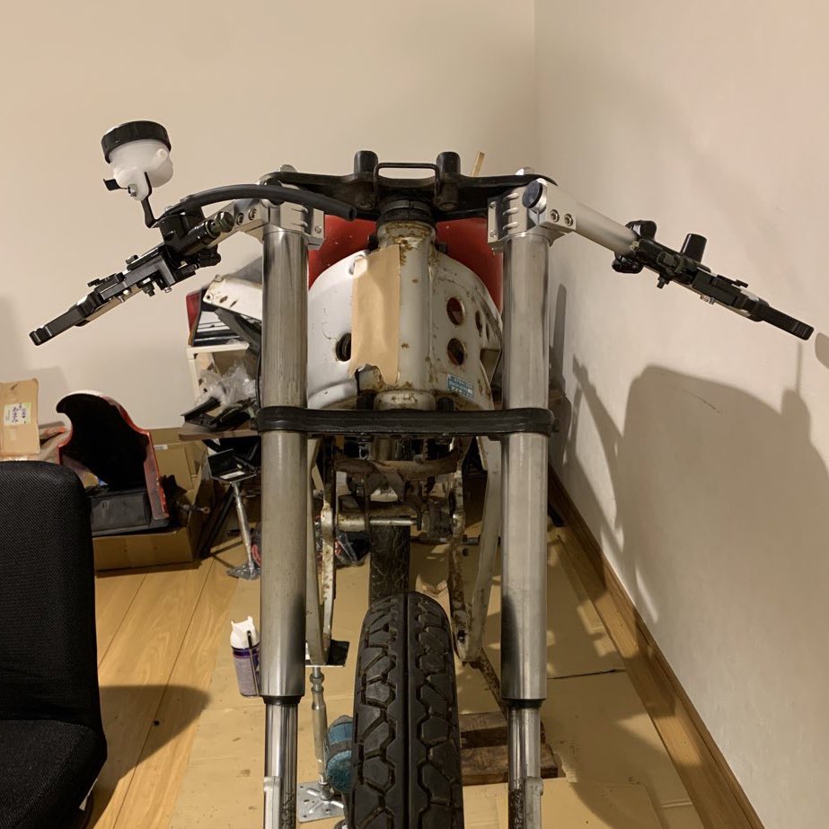 VOLTE250R's tweet photo. ストマジステムよりksr50ステムの方がスリムで良いね👍

私はストマジフォーク入れてるけど、ksrのブレーキディスクがガンマ50とサイズ一緒だからフォークまで流用するとキャリパーまでポン付け出来る可能性あるw https://t.co/Uw11OGfPr5