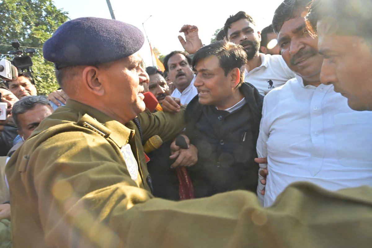 INCIndia's tweet image. नेशनल हेराल्ड का फर्जी केस बनाकर मोदी-शाह कांग्रेस को डराना चाहते हैं, हमारी आवाज दबाना चाहते हैं।

आज मोदी सरकार की इस राजनीतिक साजिश के खिलाफ @INCRajasthan के कार्यकर्ताओं ने प्रदेश अध्यक्ष @GovindDotasra जी और राजस्थान नेता प्रतिपक्ष @TikaRamJullyINC जी के नेतृत्व में पुरजोर…