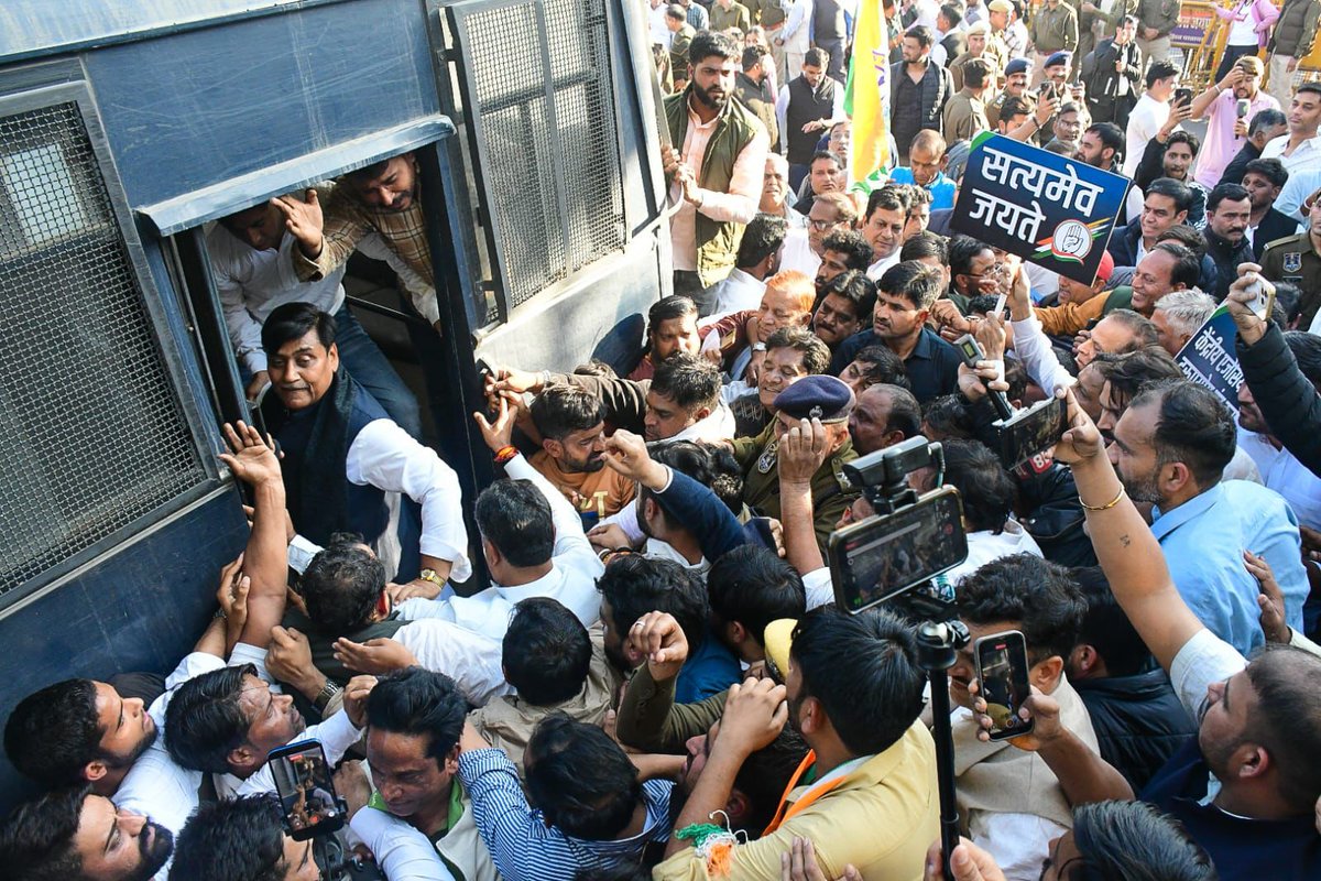 INCIndia's tweet image. नेशनल हेराल्ड का फर्जी केस बनाकर मोदी-शाह कांग्रेस को डराना चाहते हैं, हमारी आवाज दबाना चाहते हैं।

आज मोदी सरकार की इस राजनीतिक साजिश के खिलाफ @INCRajasthan के कार्यकर्ताओं ने प्रदेश अध्यक्ष @GovindDotasra जी और राजस्थान नेता प्रतिपक्ष @TikaRamJullyINC जी के नेतृत्व में पुरजोर…