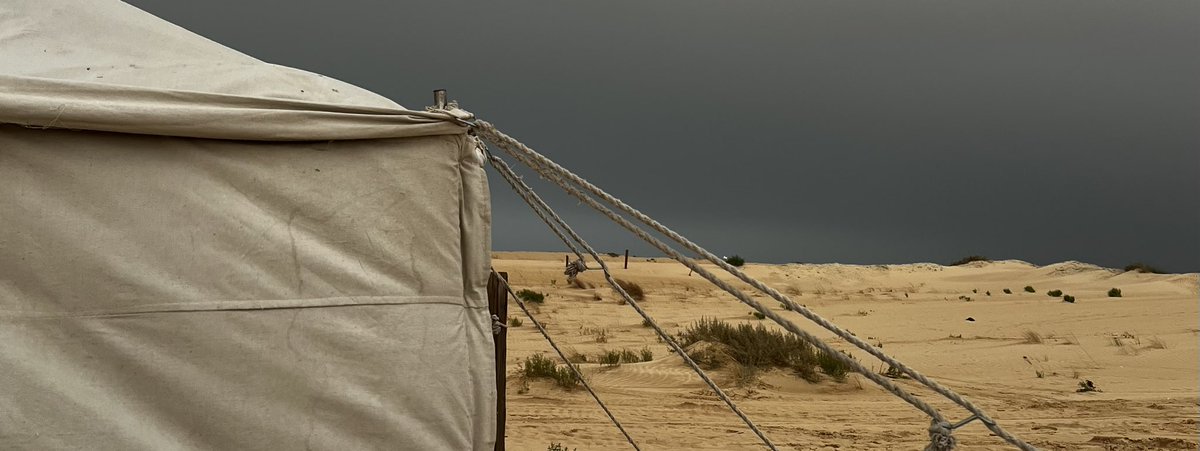 عليّ الحرام ان جيّة الخايع الممطور 
علاج الكبود اللي من الوقت منطرقه 

الى هل هماله و ورث وراه بحور 
وقامت تكاشف عتمة الليل من برقه 

- مبخوت القعمان