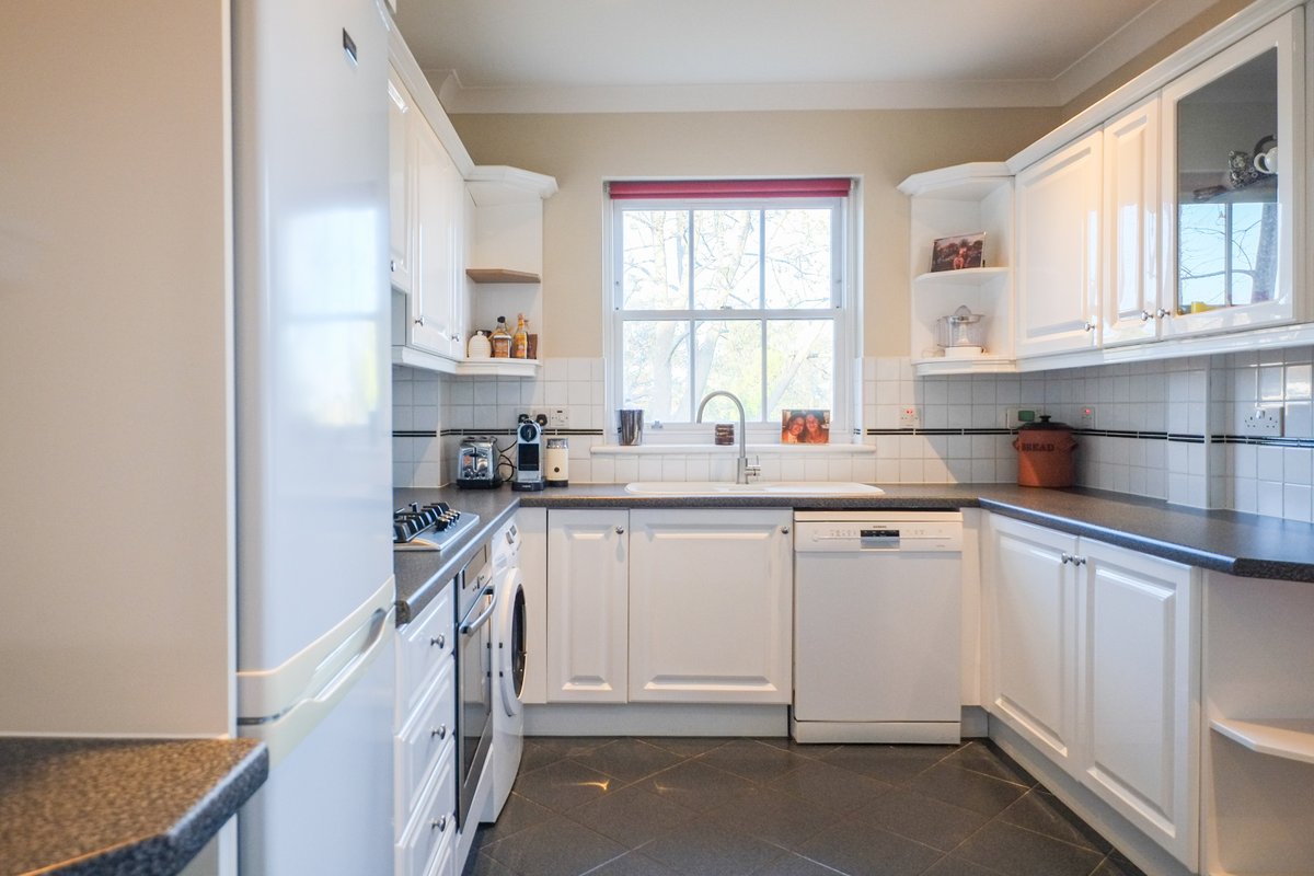 DoctorinthHouse's tweet photo. Just a short walk from the tube, this #Highgate flat is set in a tranquil cul-de-sac. But it’s also conveniently located for getting to @WhitHealth, the Royal Free, and @uclh. Find out more and book today: https://t.co/ynzB3VaddW

Cholmeley Park, London N6 https://t.co/JlaHJpgvlG