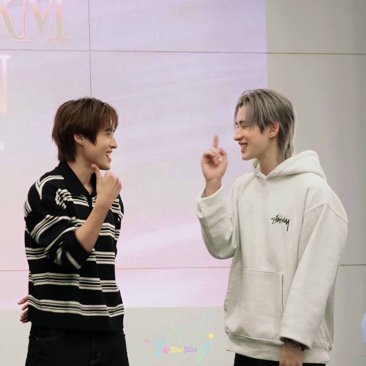 RYEOTEM's tweet photo. 19/11 LYKN FANSIGN
น่ารักๆๆๆๆๆๆ 👉👈😍
#TRANSFORMTHELYKN
#LYKNfansign
#nnutdan
#hongshihoshi
#NutHong https://t.co/piwKsKH86D