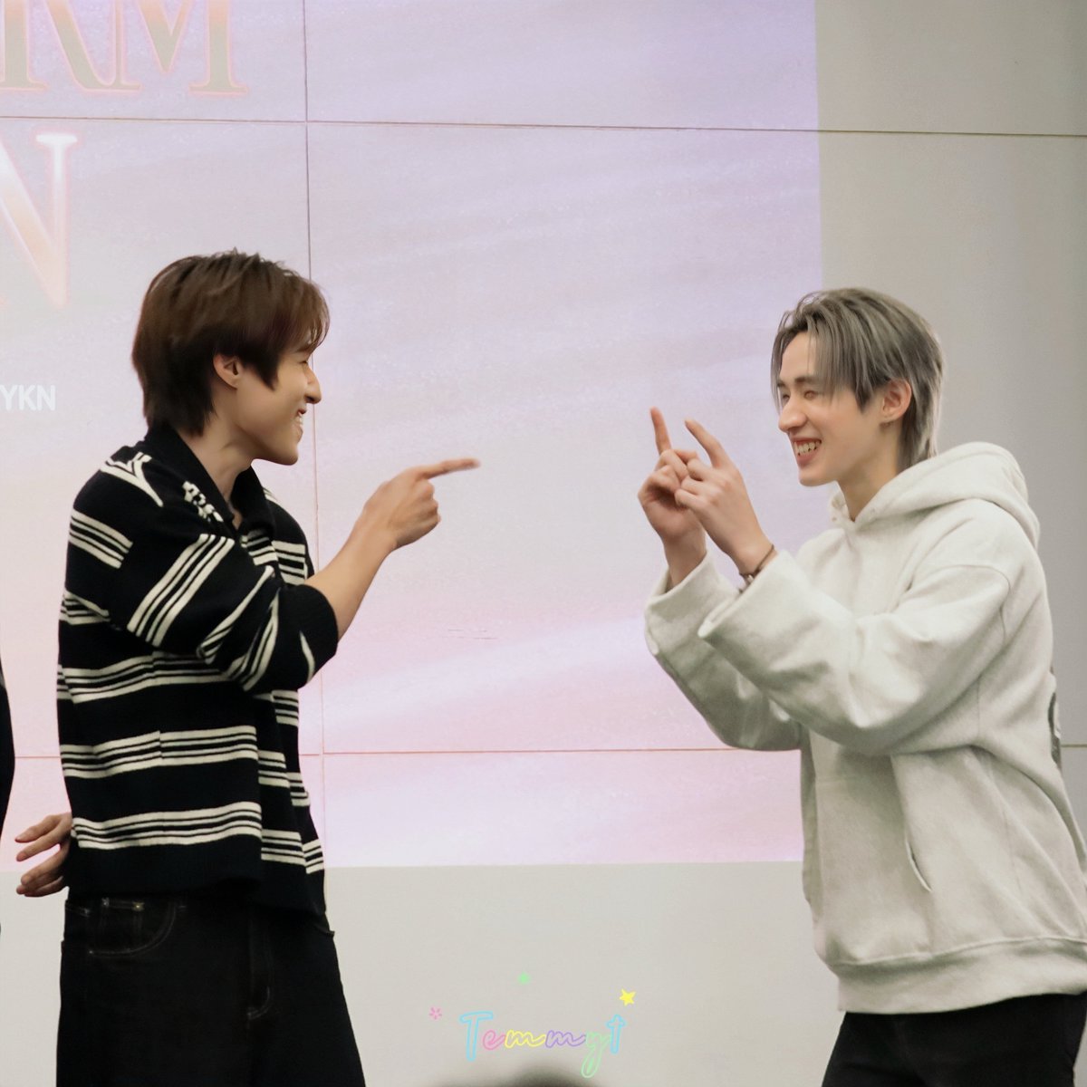 RYEOTEM's tweet photo. 19/11 LYKN FANSIGN
น่ารักๆๆๆๆๆๆ 👉👈😍
#TRANSFORMTHELYKN
#LYKNfansign
#nnutdan
#hongshihoshi
#NutHong https://t.co/piwKsKH86D
