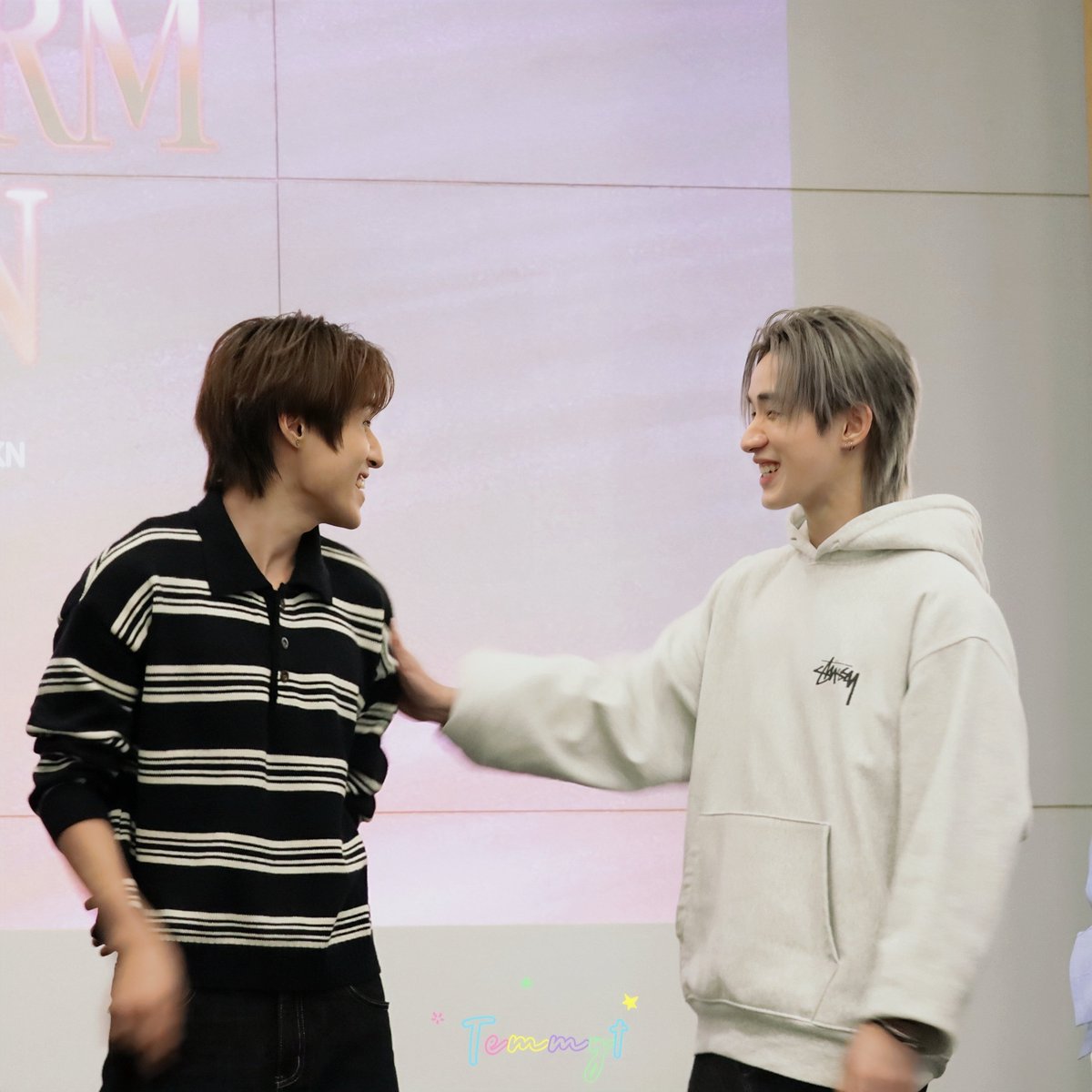 RYEOTEM's tweet photo. 19/11 LYKN FANSIGN
น่ารักๆๆๆๆๆๆ 👉👈😍
#TRANSFORMTHELYKN
#LYKNfansign
#nnutdan
#hongshihoshi
#NutHong https://t.co/piwKsKH86D