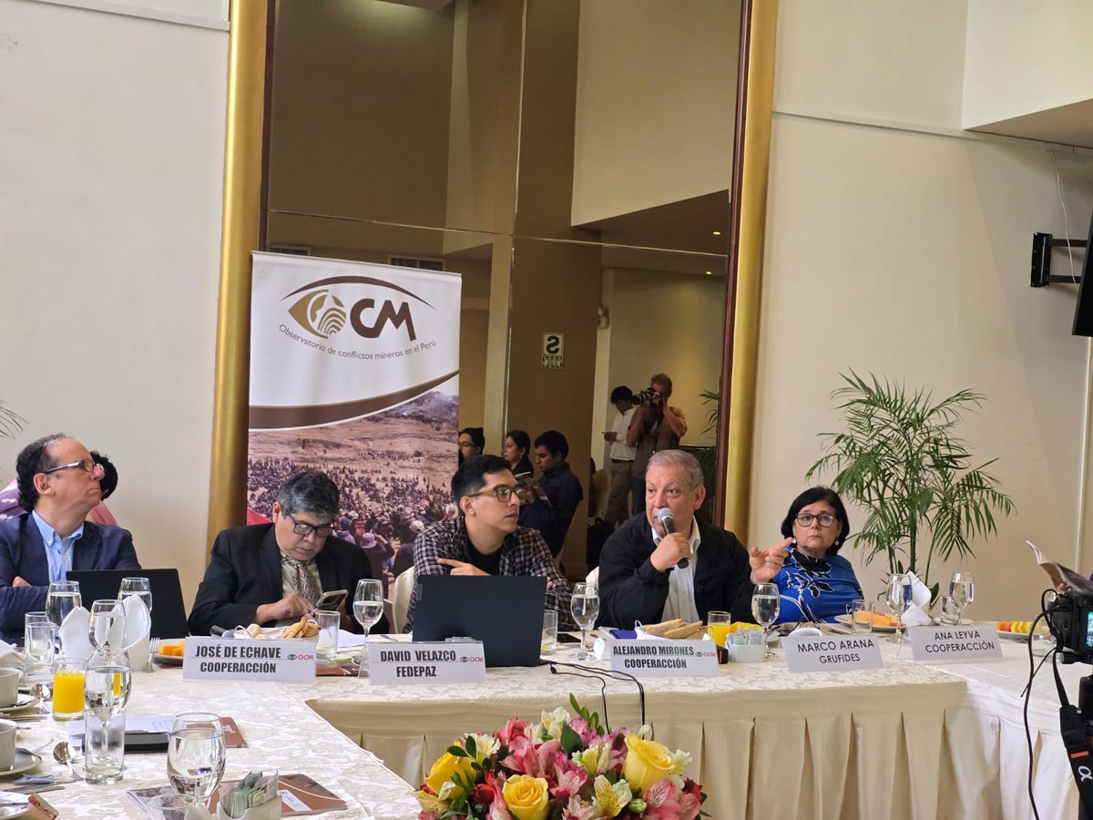 RedMuqui's tweet photo. Conferencia de prensa del Observatorio de Conflictos Mineros en el Perú: 
Informe N.° 37 revela que, a mediano plazo, la pequeña minería tendrá un rol cada vez más relevante en la producción de oro, a diferencia de la gran #minería. https://t.co/cmGndXzGb5