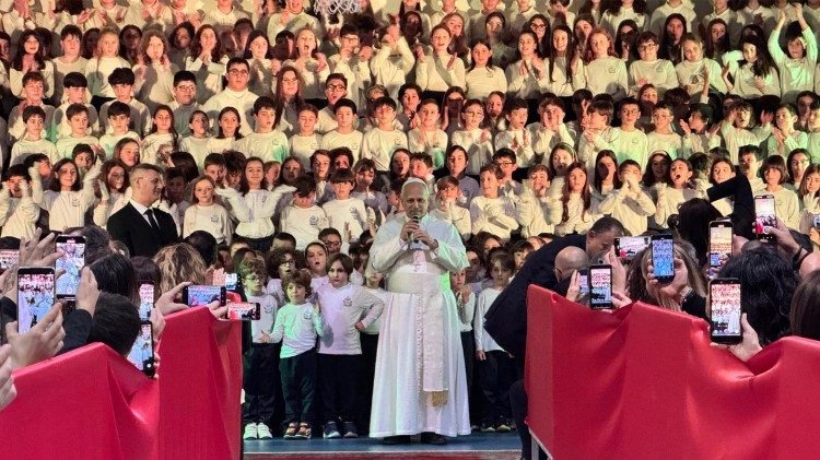 DOCICO_CEPR's tweet image. Ce mardi, 16 décembre, Le Pape Léon XIV, au concert de Noël des élèves de l'école Paolo VI à Castel Gandolfo, a salué spontanément tous les participants. «Dieu a voulu nous communiquer à tous le don de l'amour». Il exhorte à voir la présence de Dieu surtout chez les plus petits.