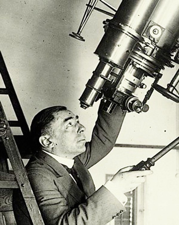 El 17 de diciembre de 1868 nació en Barcelona Josep Comas i Solà, astrónomo y divulgador científico español, pionero en el estudio del sistema solar y primer director del Observatorio Fabra en Barcelona.