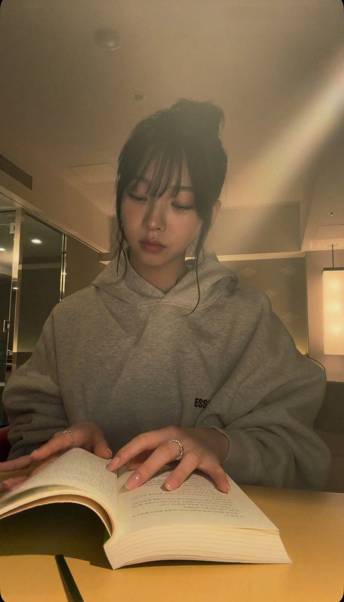 adek masih fokus nugas karena ngejar deadline mepet. semangat ya, cantik. abangnya anteng nungguin kok ini :]