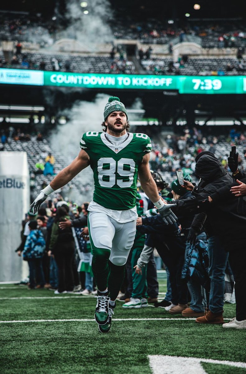 NYJetsTFMedia's tweet image. The #Jets have reached a contract extension with TE Jeremy Ruckert, per @JFowlerESPN

It's a 2 year extension for $10 million with a max of $5.5 million per year

The Long Island native is STAYING ✈

What are your thoughts on this❓