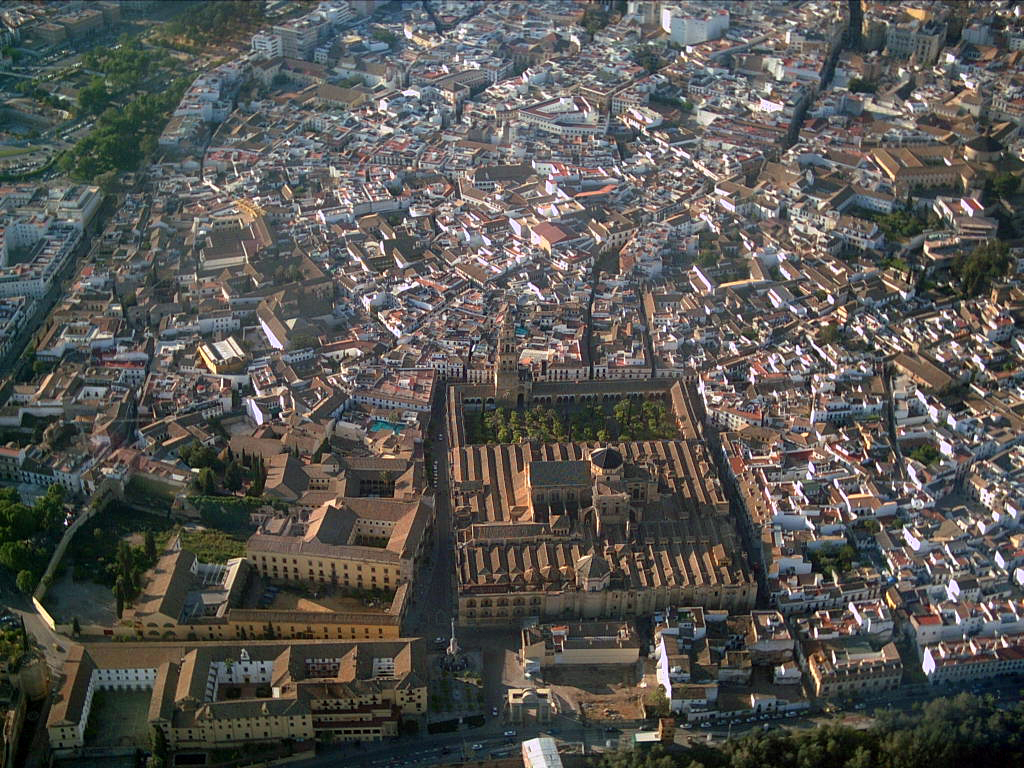 El 17 de diciembre de 1994, la UNESCO amplió la declaración de Patrimonio de la Humanidad que ya ostentaba la Mezquita de Córdoba a todo el casco histórico. Es uno de los cascos antiguos más grandes de Europa que conserva vestigios de la época romana, islámica y cristiana