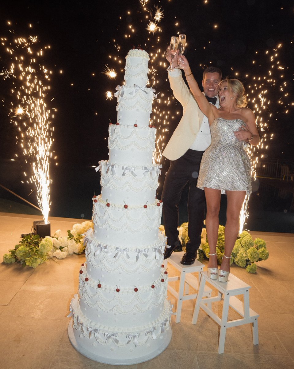 A moment to remember, a celebration to treasure, and a cake that steals the show🤍

Here at FBFW we are bursting at the seams with all the wedding inspo you will ever need to make your special day, spectacular! Click the link in our bio to explore more 💫