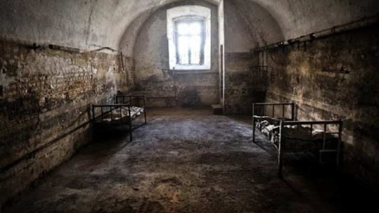 strategosv1453's tweet photo. The Pitești Experiment was "the most terrible act of barbarism in the contemporary world" as Aleksandr Solzhenitsyn would describe it.

BE AWARE: EXTREMELY GRAPHIC DESCRIPTIONS.

A thread 🧵

It was a brutal program of psychological and physical torture conducted in Pitești Prison between December 1949 and September 1952  under Romania's communist regime.

The experiment aimed to completely destroy prisoners' personalities, force them to renounce their political, religious, and moral beliefs, and transform them into loyal communists creating the "New Man" of Communism. Its core method was forcing victims to become torturers of their fellow inmates, erasing bonds of friendship, family, and faith.