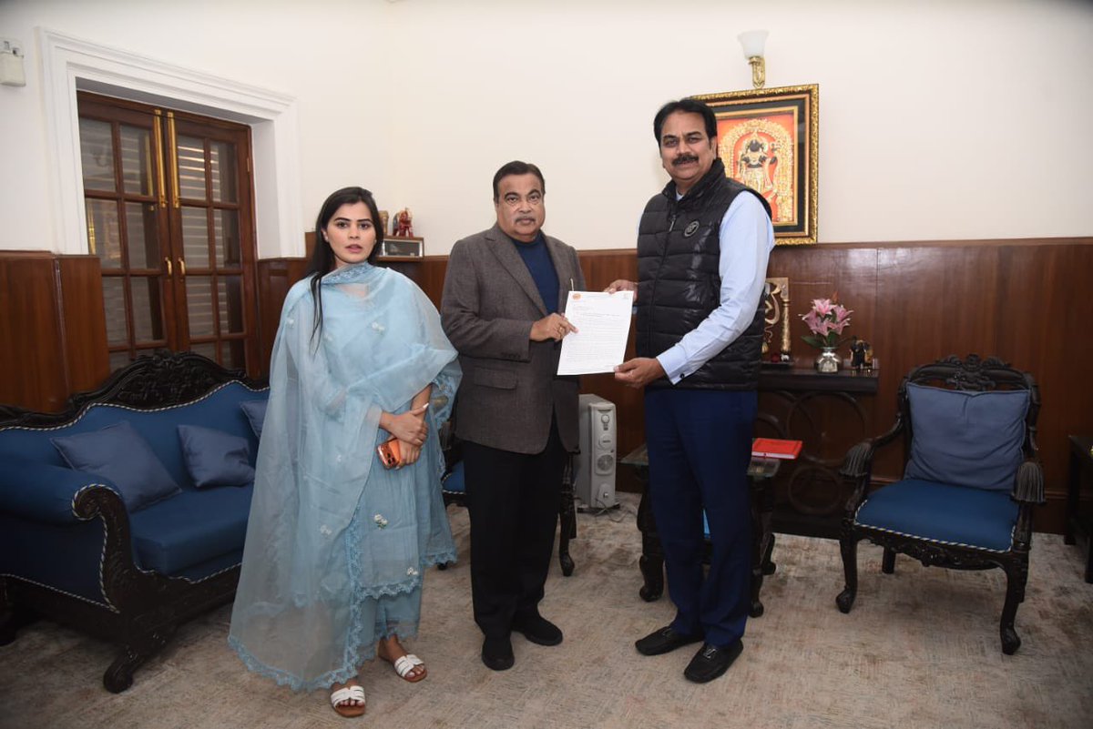 📍 नवी दिल्ली 

संत श्री तुकाराम महाराज पालखी मार्गाच्या निकृष्ट दर्जाच्या कामांची चौकशी करण्यात यावी. तसेच सध्या ठीकठिकाणची अपूर्ण कामे तातडीने पूर्ण करण्यात यावीत आदी पालखी मार्ग सुधारणे संदर्भातील अनेक मागण्या आज केंद्रीय रस्ते, परिवहन व महामार्ग मंत्री ना.नितीनजी गडकरी