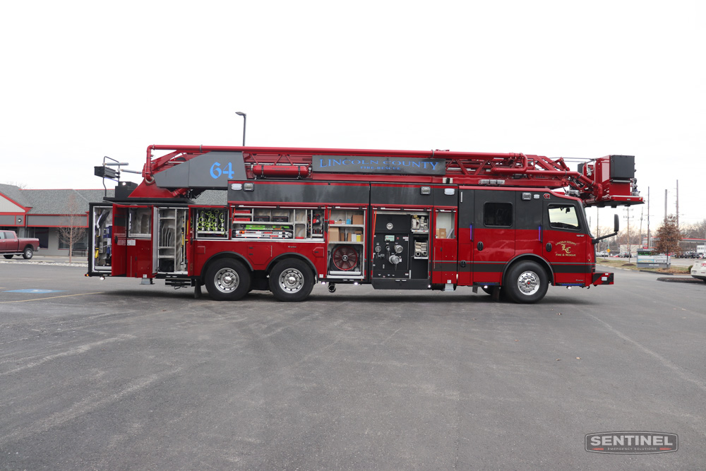 Sentinel_EmgSol's tweet image. NEW DELIVERY!
The Lincoln County Fire Protection District recently took delivery of this @rosenbauerus King Cobra! THANK YOU Chief VanGaasbeek, the Board of Directors, and the firefighters of Lincoln County FPD for choosing Sentinel and Rosenbauer!
sentineles.com/lincolncountyf…