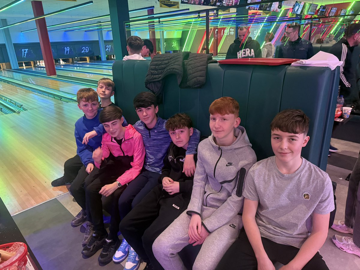 HarmonyRowUtd's tweet photo. 🎄 Christmas Day Out 🎄 

To finish off 2025 the boys had a great time down at Tenpin bowling, some practice needed from some😆

A year of ups and downs but the boys have been magnificent all year😎

A Merry Christmas &amp; Happy New Year to all from all at HR Utd❤️🖤

#Montherow❤️🖤 https://t.co/PjafRqwajl