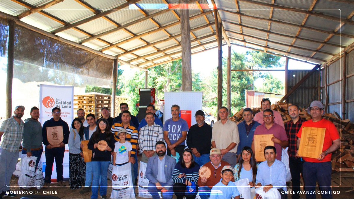 Se realizó la entrega del #SelloCalidaddeLeña en la Cooperativa ReDA, Temuco.
Saludamos a los productores que ahora ofrecen leña seca y sustentable. Un gran paso por mejorar la calidad del aire. Comerciantes, en sellocalidadlena.cl pueden ser parte. Plazo 30 diciembre