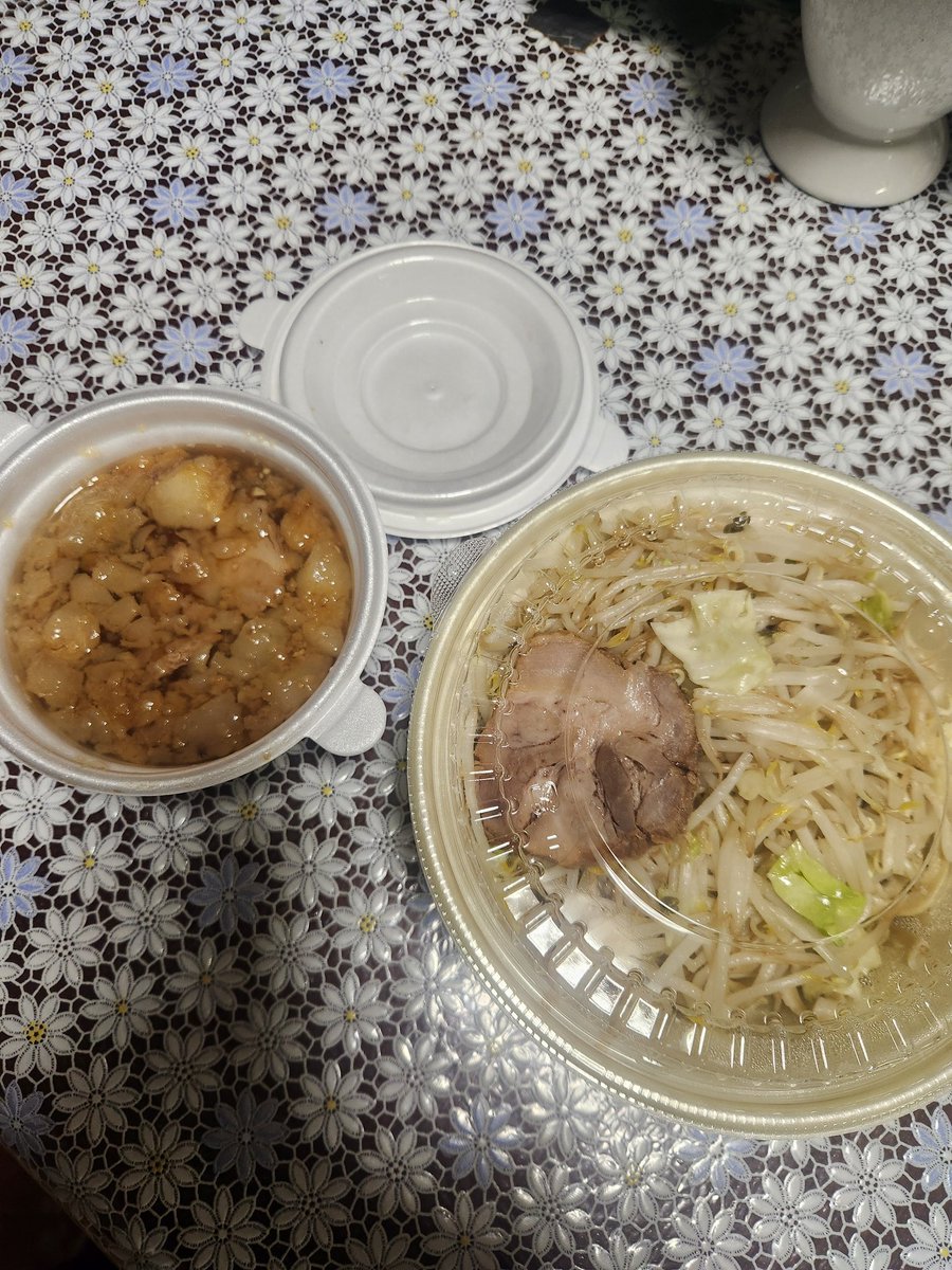 N96Us's tweet photo. サンダーバード弘前店ではテイクアウトのご注文も承ります。
容器代100円頂きますが、鍋持参で容器代無料でテイクアウト出来ますよ👀
券売機で食券をご購入頂くだけです。
ウォルトも近いうちに始動致します。今後ともサンダーバードを宜しくお願いします。 https://t.co/7h5LN8W3La