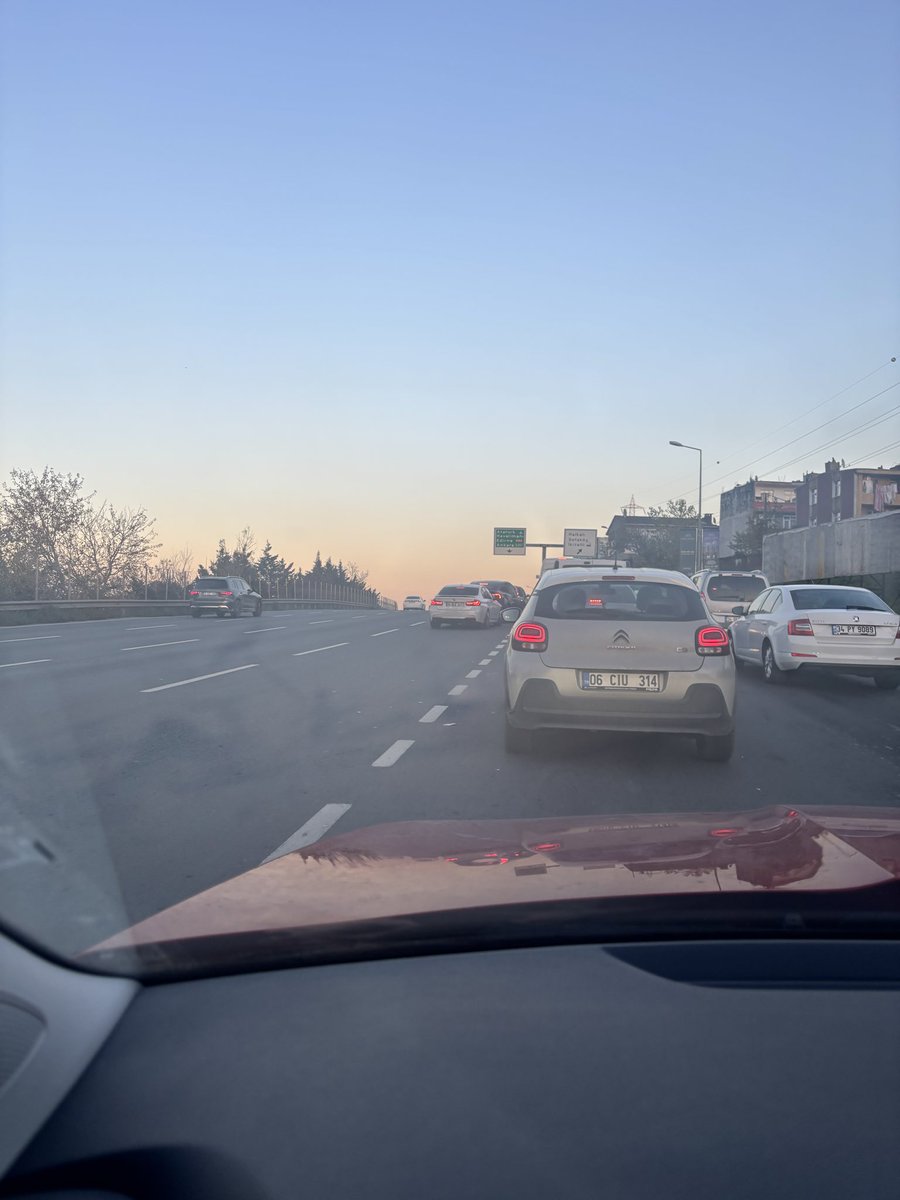 Trafikte kafa atanlardan bıktık ya gerçekten çok sinir oluyorum bizim vaktimizin değeri yok bizim arabamız benzin yakmıyor çünkü
