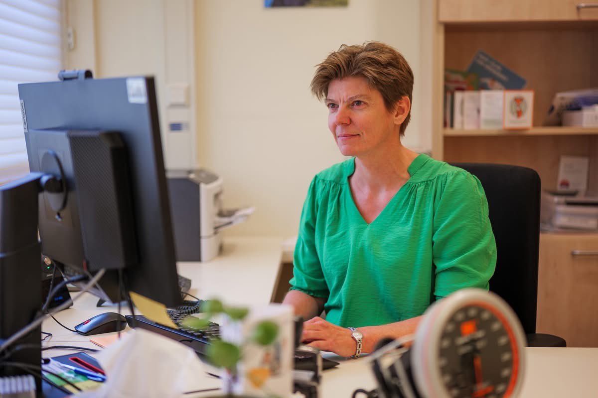 Het beroep van huisarts is boeiend en afwisselend. Je bent direct betrokken bij het leven van je patiënten. Elke dag start je met een kort overleg en daarna begint je spreekuur. Van jonge gezinnen tot ouderen met complexe zorgvragen, je ziet echt iedereen. En helpt iedereen 💙