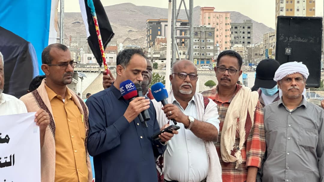منظمات المجتمع المدني بحضرموت تعلن انضمامها إلى مخيم الاعتصام المفتوح في ساحة القرار بالمكلا، وتطالب الرئيس الزُبيدي بإعلان دولة الجنوب العربي #الجنوب_لا_تراجع 