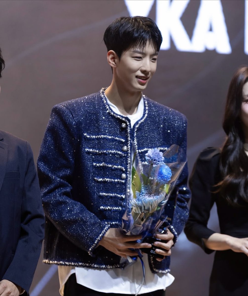 djasterth's tweet photo. [#Repost] @/aster_djofficial 

2025Yung Korean Artist Awards에서 DJ부분 수상했습니다🏆작업실,공연장 밖으로 나오니 어색했지만 좋아하는 분들 많이 뵈어서 좋았어요😌,,감사합니다 열심히 할게효🫶🏻

#aster #djaster #아스터 https://t.co/L73lCBy7mn