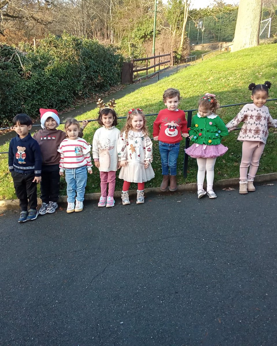 Oaklands joined in Christmas Jumper Day to support Crisis at Christmas.

Pupils and staff looked fantastic in their festive jumpers!
ow.ly/GAUR50XKTGM
#OaklandsSchool #ChristmasJumperDay #Loughton #OakTreeSchools