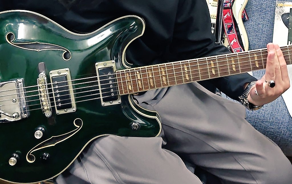 第一ゼミ  平成2年2月発行 レトロ YAMAHAの1960年代のセミアコ 独特のサウンドだ。