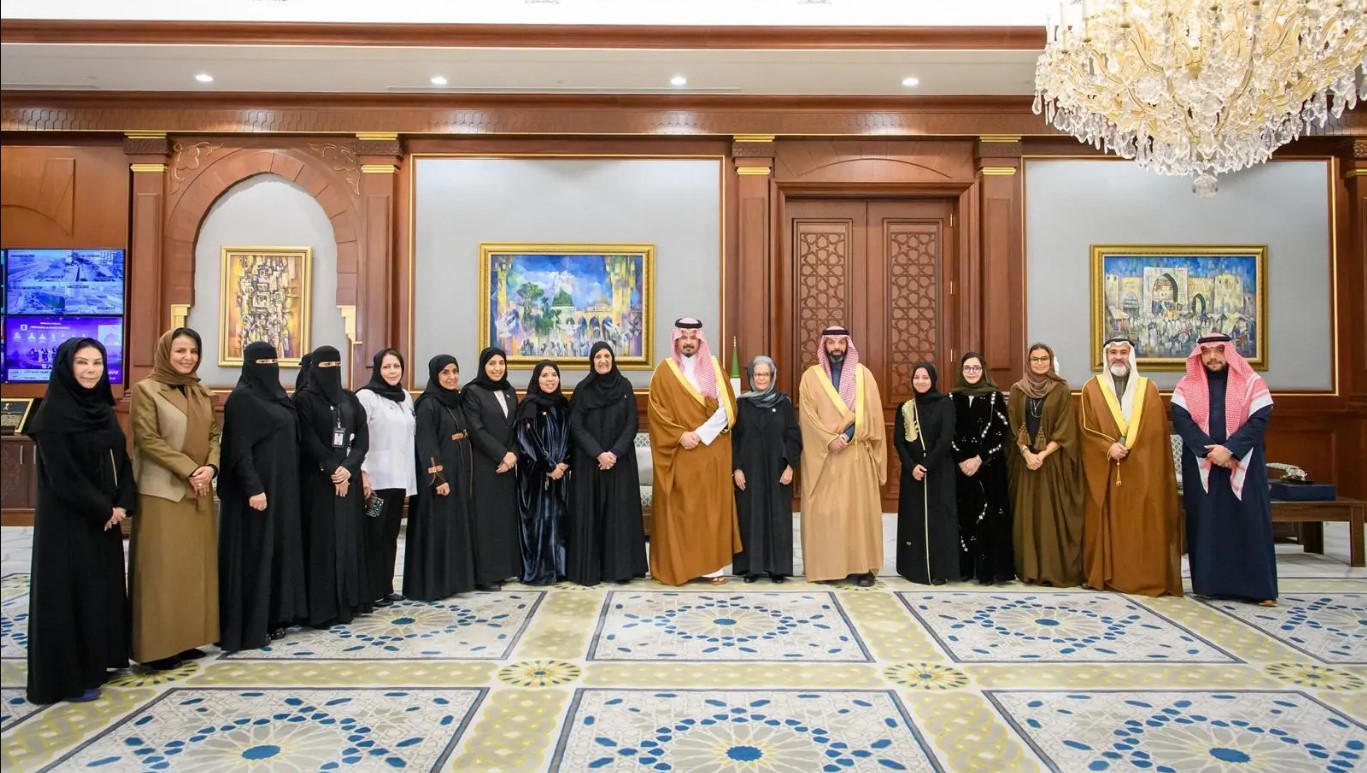 صور .. أمير منطقة المدينة المنورة سلمان بن سلطان يستقبل رئيس مجلس إدارة جمعية "زهرة" لسرطان الثدي 