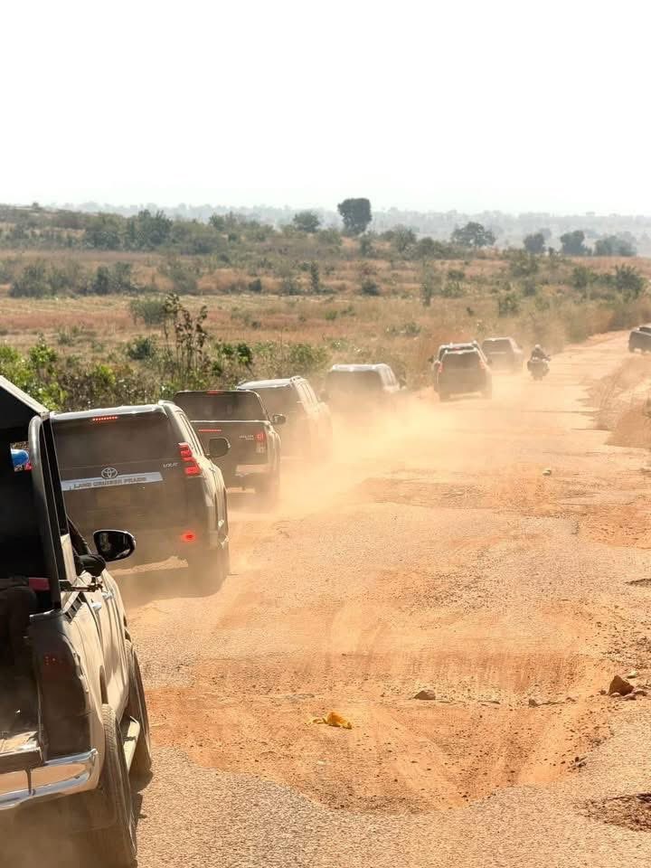 FuturePOTN's tweet image. Governor Dauda Lawal en route to Dansadau.

These are not old images and not symbolism. This is the governor’s convoy moving through Dansadau, a place that has been politically forgotten for years. Since 2011, no sitting governor deemed it necessary to physically go there. Today,…