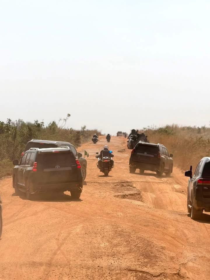 FuturePOTN's tweet image. Governor Dauda Lawal en route to Dansadau.

These are not old images and not symbolism. This is the governor’s convoy moving through Dansadau, a place that has been politically forgotten for years. Since 2011, no sitting governor deemed it necessary to physically go there. Today,…
