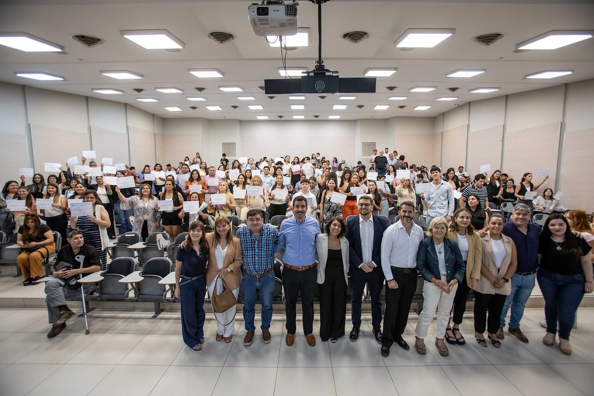 Imágenes de la entrega de certificados de la Escuela de Educación Profesional UNT a alumnos del CET Fundación León en la Facultad de Derecho, cursos para la salida laboral #ExtensiónEnTerritorio <a href="/MediosUNT/">UNT Tucumán</a> <a href="/MarceloMirkin/">Marcelo Mirkin</a>