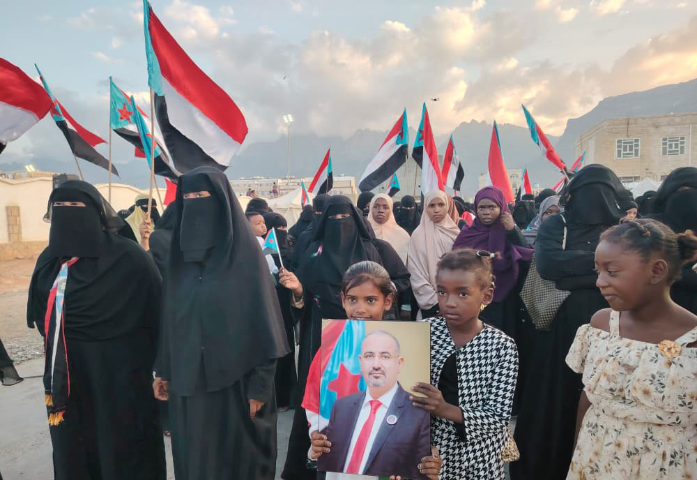 سقطرى.. حشود نسوية كبيرة تصل إلى ساحة الاعتصام للمطالبة بإعلان استقلال الجنوب #الجنوب_لا_تراجع 