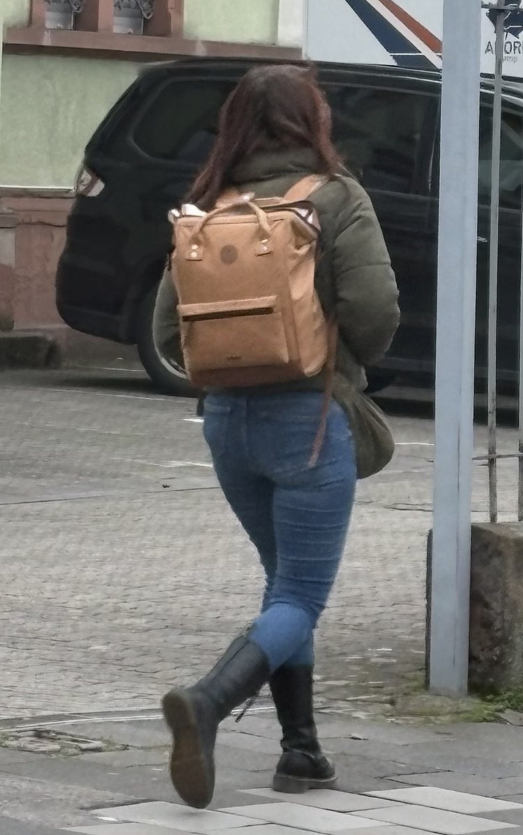 Gestiefeltes Kätzchen mit enger Jeans