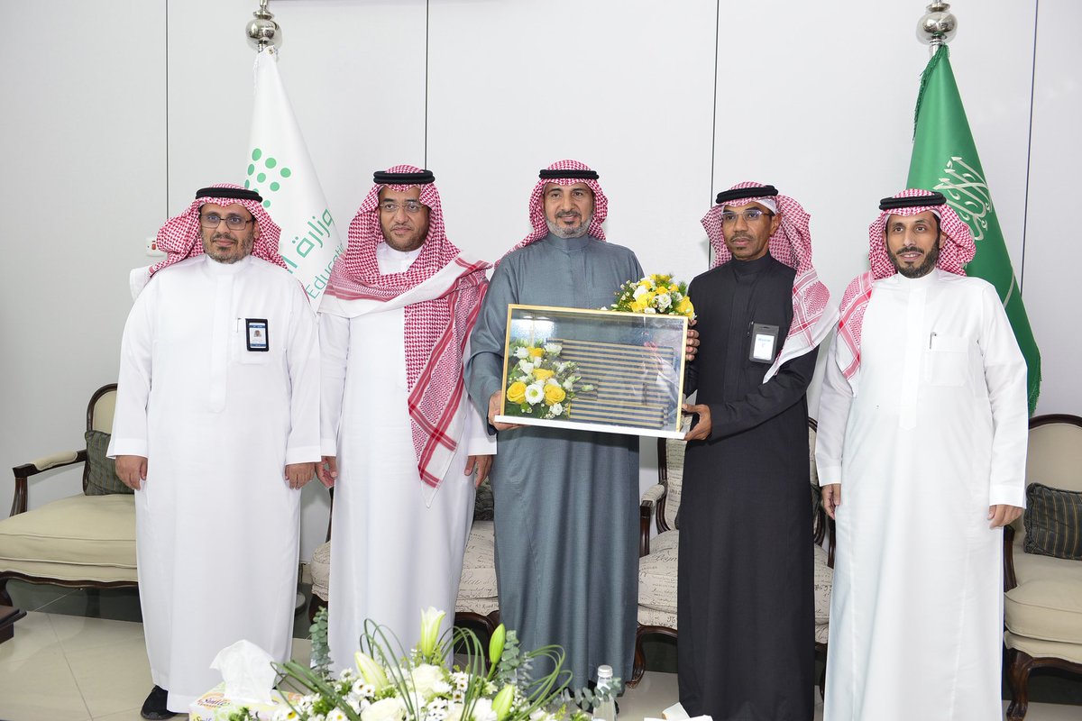 في لفتة وفاء وتقدير وبحضور سعادة المدير العام ، أُقيم حفل تقاعد نخبة من منسوبي قسم النشاط الطلابي، تقديرًا لمسيرتهم الحافلة بالعطاء، وذلك بحضور قيادات التعليم ومنسوبي القسم.

#تعليم_الأحساء