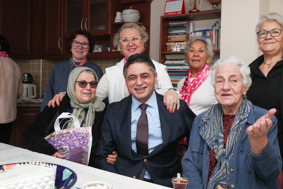 serkanacarizmir's tweet photo. Yardımseverler Derneğimizin burslu öğrenciler yararına düzenlediği yılbaşı kermesine mutlaka uğrayın. 😊 https://t.co/h4VQ9EzUej