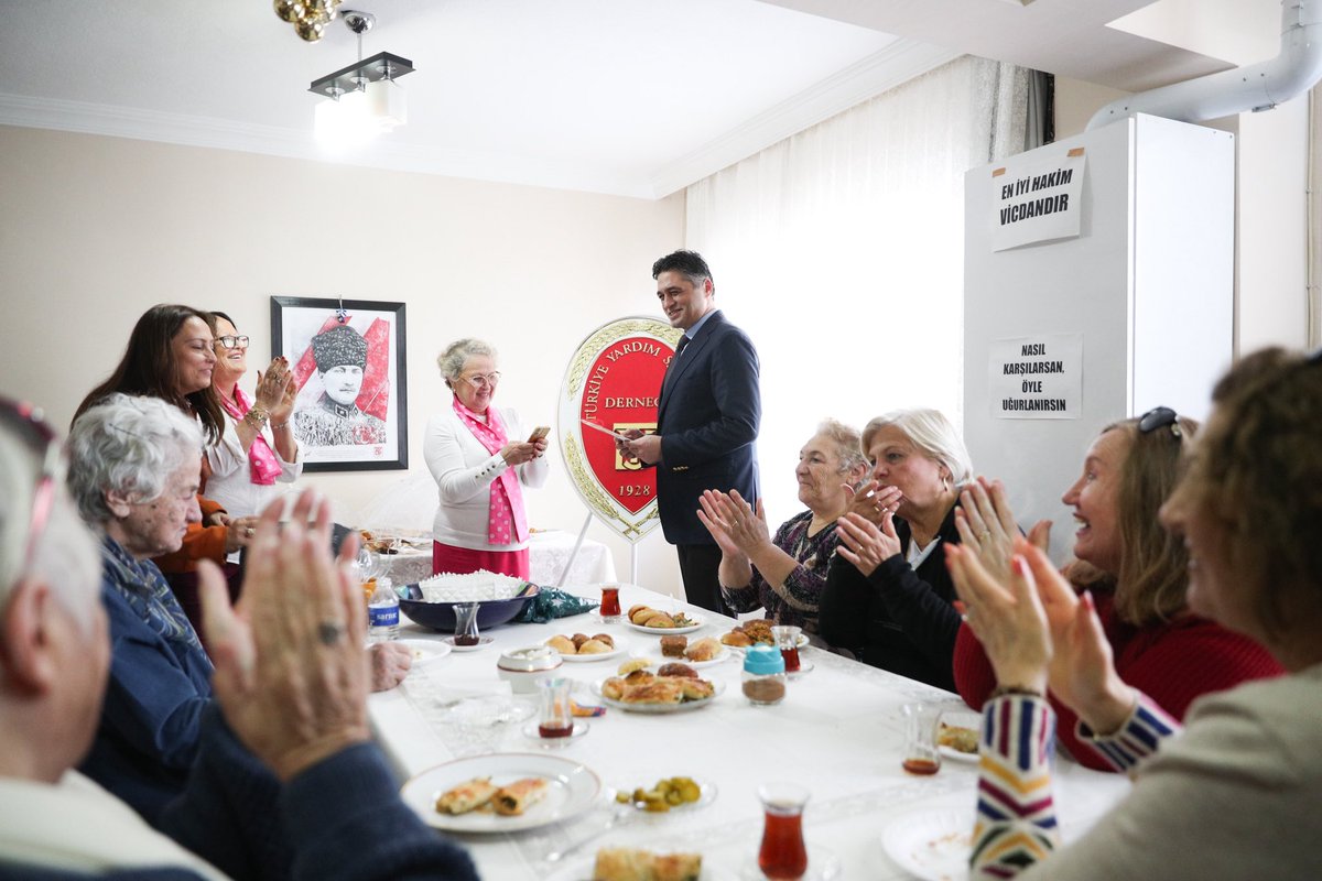 serkanacarizmir's tweet photo. Yardımseverler Derneğimizin burslu öğrenciler yararına düzenlediği yılbaşı kermesine mutlaka uğrayın. 😊 https://t.co/h4VQ9EzUej
