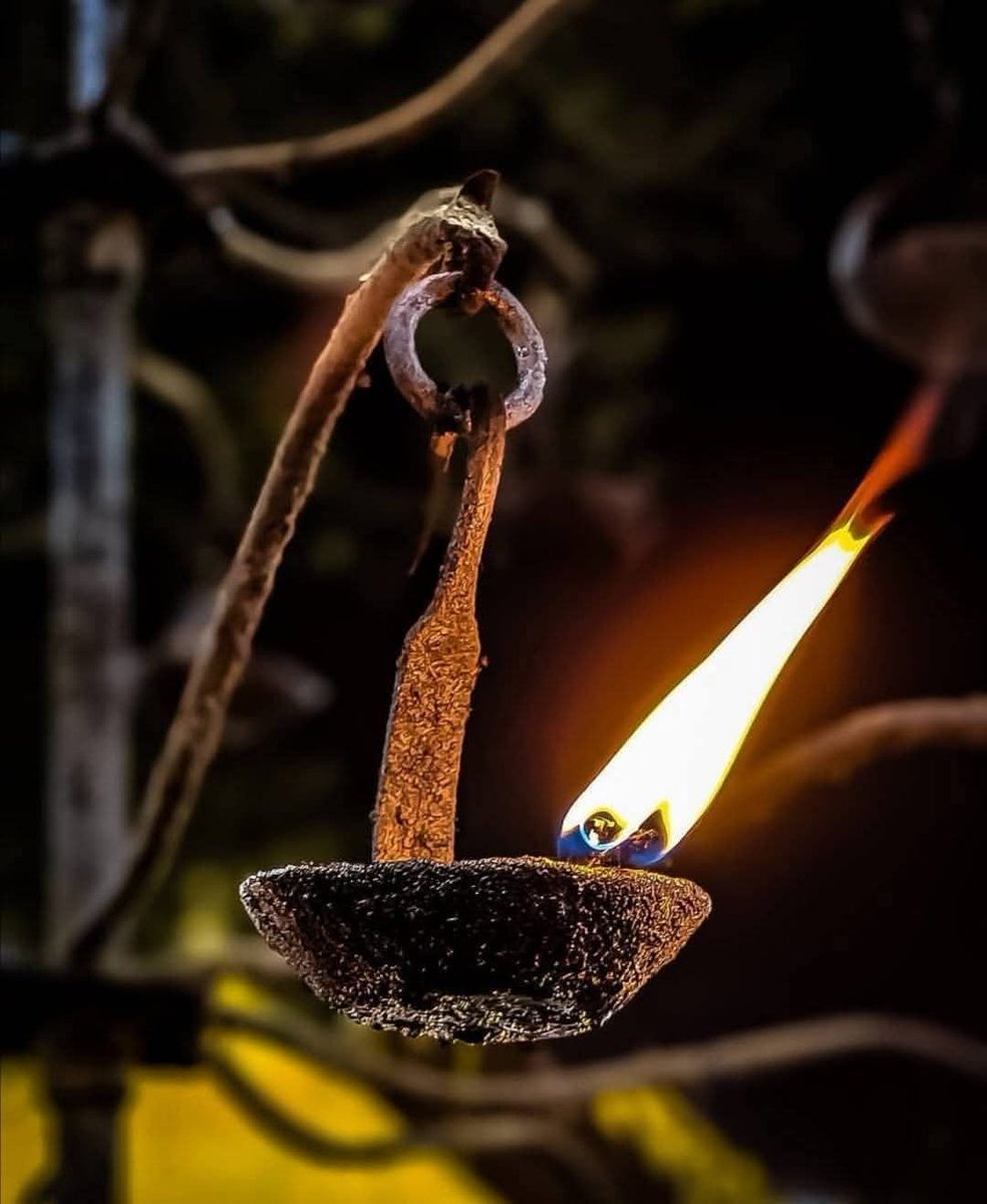 “Ağaçtan çıkan kibrit kül ediyor ağacı, şaşırmayın insanın insana yaptığına.”