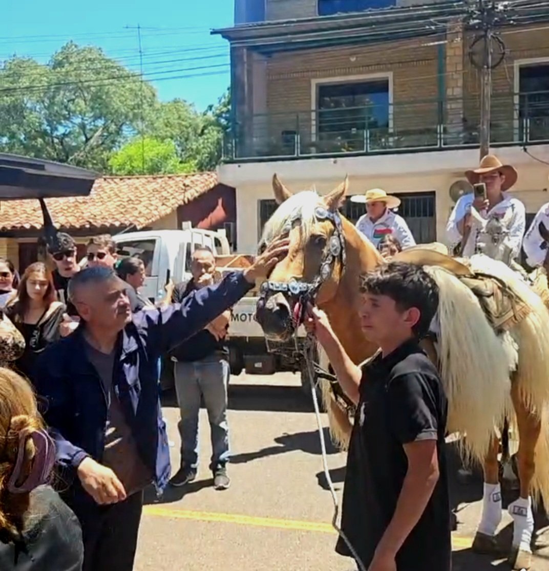 Altosnoticiasp1's tweet photo. #ALTOS
DESPIDEN A JIMENA COLMÁN
▪️Amigos, vecinos, familiares y compañeros jinetes despidiendo a Jimena Colmán en la Parroquia San Lorenzo de Altos
▪️ Jimena fue asesinada en un horrendo crimen que conmovió la Ciudad de Altos. https://t.co/MfIiyJ9Fsk
