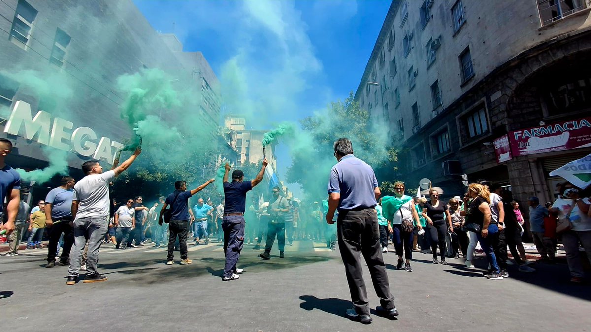 #URGENTE #AHORA multitudinaria marcha de los empleados públicos de Córdoba coparon el centro de la ciudad en rechazo a los cambios que impulsa el gobierno de Llaryora a las jubilaciones. Hay miles de personas en la calle. Movil <a href="/radiomitrecba/">Radio Mitre Córdoba</a>.