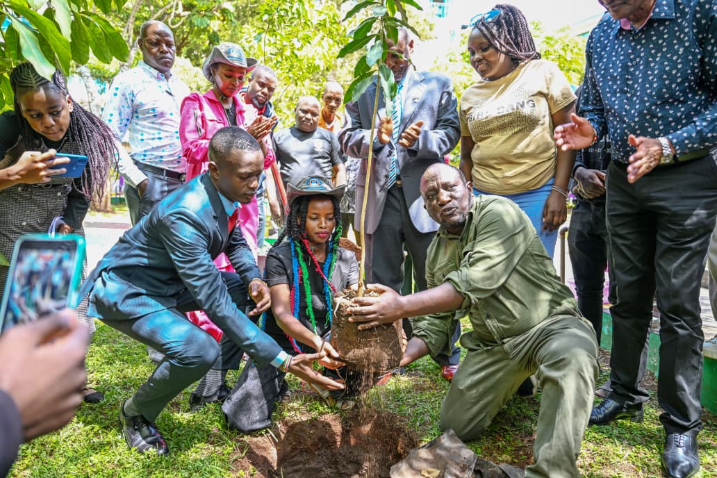 kagojohnk's tweet photo. Congratulations to Truphena Muthoni!  MKU Foundation awards her a full scholarship for her outstanding climate advocacy, including her symbolic 72-hour tree embrace. Her passion aligns with national efforts for a greener Kenya. #MKUGiftsTruphena https://t.co/cDmo82EvTh
