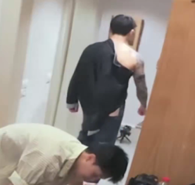 pannchoa's tweet photo. New clip of Jungkook trying to hide his tattoo circulates around
https://t.co/3dV6XAv045 https://t.co/AY1Sw2Ml0D